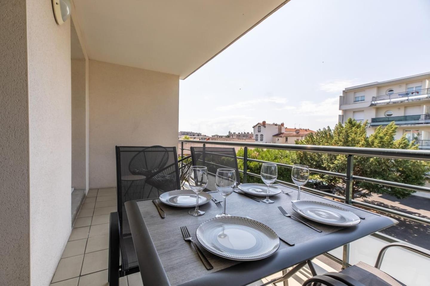 Le Clos Fleuri F3 Terrasse & Garage Apartment